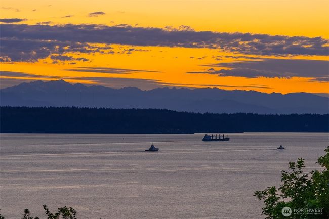 Tugboats and world traveling vessels: a daily show. | Image 18