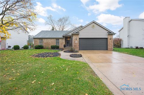 2221 Gradwohl Road, Toledo, OH, 43617 | Card Image