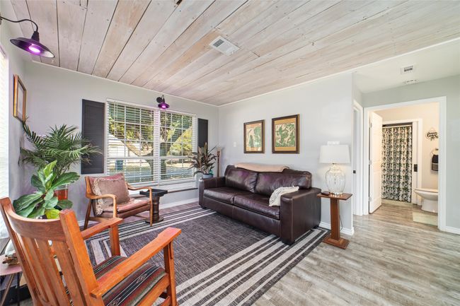 Living room with natural light. | Image 9