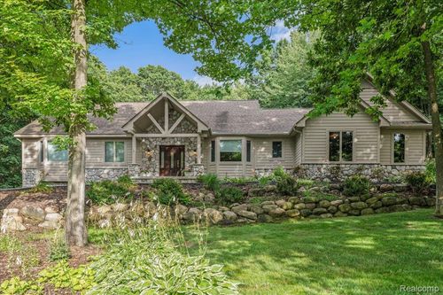 15301 Oak Hollow Dr, Holly, MI, 48442-9523 | Card Image