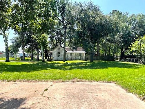 6211 Gresham St, Wallis, TX, 77485-9896 | Card Image