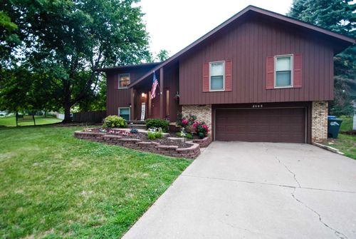 2065 Hollow View Dr, Bettendorf, IA, 52722-3933 | Card Image