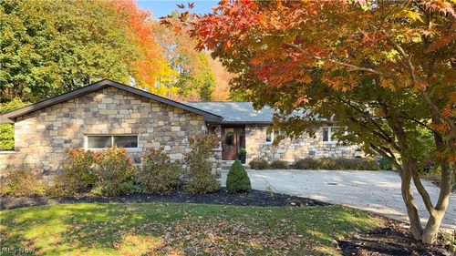 483 E Ridgewood Dr, Seven Hills, OH, 44131-2830 | Card Image