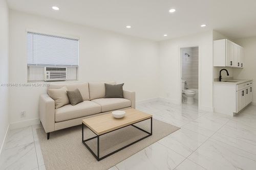 apt-4-5740 Mayo St, Hollywood, FL, 33023-2389 | Card Image