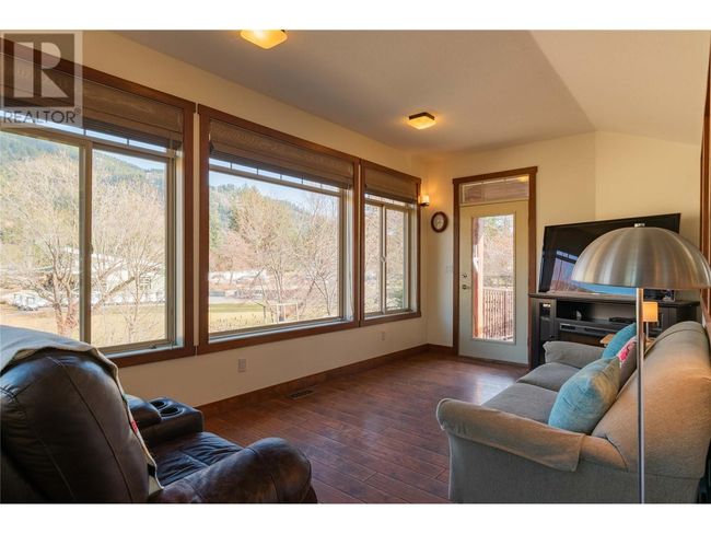 250 1 St Ave, House other with 3 bedrooms, 5 bathrooms and 3 parking in Kootenay Boundary BC | Image 8