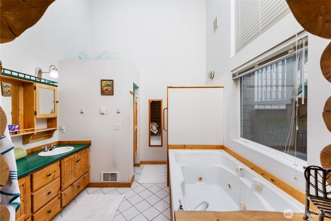 Master Bathroom with Shower and Jetted Tub | Image 17