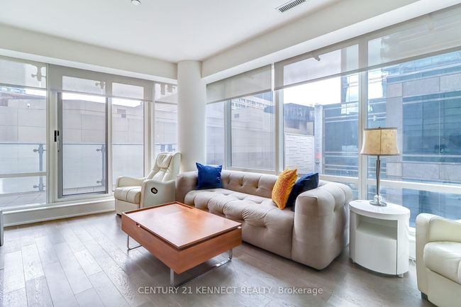 526 - 1 Bloor St E, Condo with 3 bedrooms, 2 bathrooms and null parking in Toronto ON | Image 4