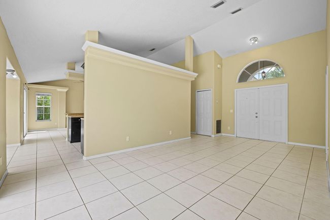 562 Sw Badger Ter, House other with 3 bedrooms, 2 bathrooms and null parking in Port St. Lucie FL | Image 9