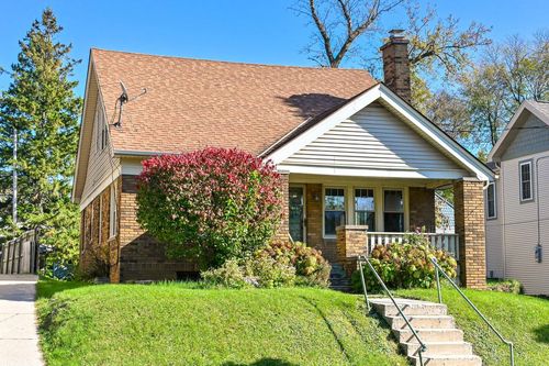 1292 N 68th St, Wauwatosa, WI, 53213-2852 | Card Image