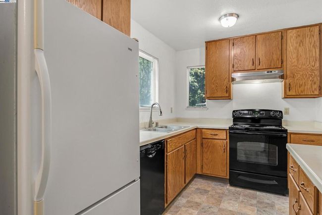127 Temescal Cir, Townhouse with 2 bedrooms, 2 bathrooms and null parking in Emeryville CA | Image 11