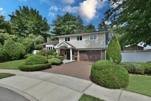 41 Belle Ct, Hicksville, NY, 11801-5702 | Card Image