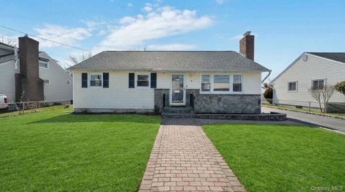 4 Cecil Pl, Hicksville, NY, 11801-1123 | Card Image