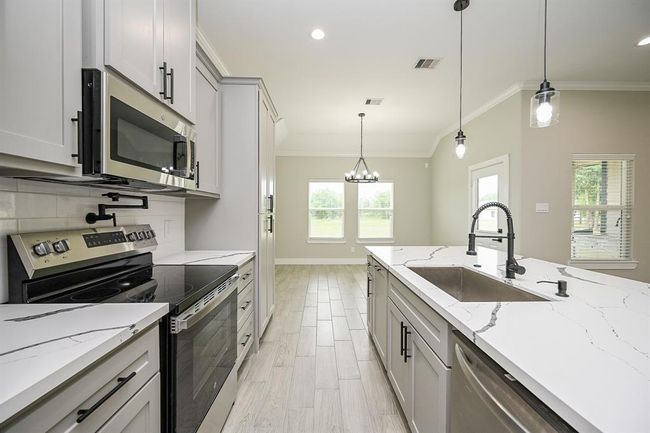 Island Kitchen Comes With Brand New Appliances & Beautiful Quartz Countertops | Image 19