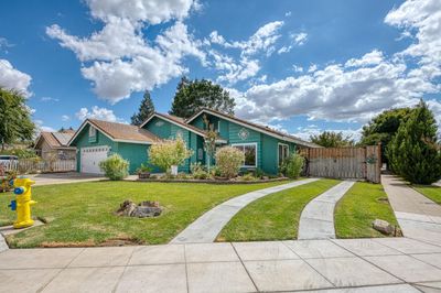 2204 Paul Avenue, House other with 3 bedrooms, 2 bathrooms and null parking in Clovis CA | Image 3