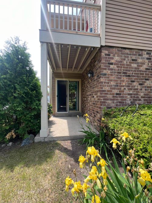 4615 S Woodland Dr, Greenfield, WI, 53220-3845 | Card Image