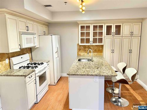 284 John St, Cliffside Park, NJ, 07010-1104 | Card Image