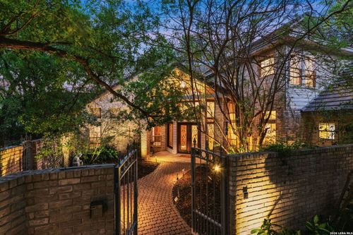 9 Scarborough Sq, San Antonio, TX, 78218-3007 | Card Image