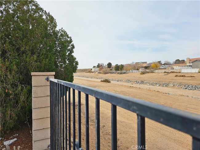 27600 Silver Lakes Pkwy, House other with 4 bedrooms, 3 bathrooms and 2 parking in Helendale CA | Image 22