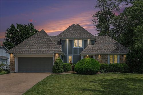 807 Nw Bent Tree Dr, Lee's Summit, MO, 64081-1834 | Card Image