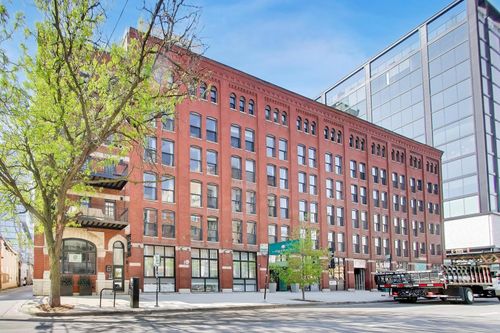 305-225 W Huron St, Chicago, IL, 60654-3943 | Card Image
