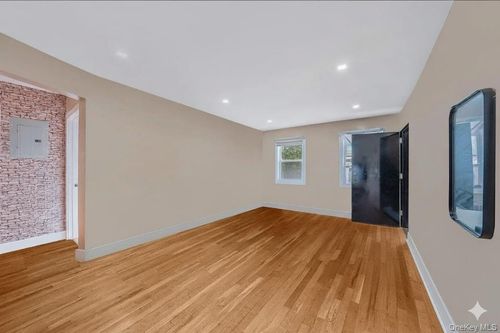 20202 109th Ave, Saint Albans, NY, 11412-1310 | Card Image