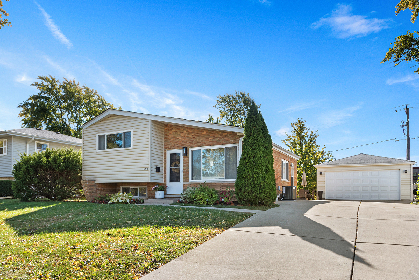 209 E Central Avenue, For Sale in Lombard Zoocasa