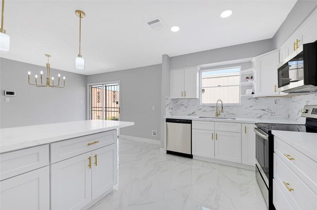 6326 Cambridge Glen Ln, House other with 3 bedrooms, 3 bathrooms and 2 parking in Houston TX | Image 6