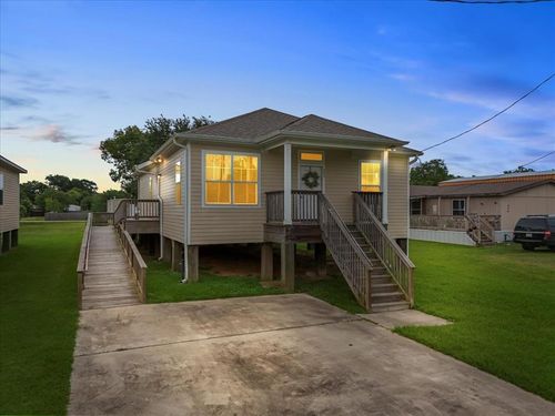 335 6th St, San Leon, TX, 77539-2519 | Card Image