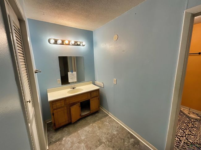 1004 W Sabine St, House other with 2 bedrooms, 2 bathrooms and null parking in Carthage TX | Image 21