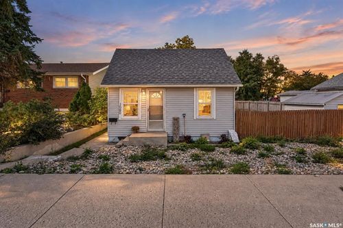 1080 9th Avenue Sw, House with 2 bedrooms, 1 bathrooms and 4 parking in Moose Jaw SK | Card Image