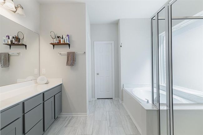 Primary bath | Image 15