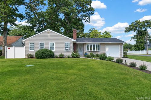 25 Putnam Ave, West Babylon, NY, 11704-1807 | Card Image
