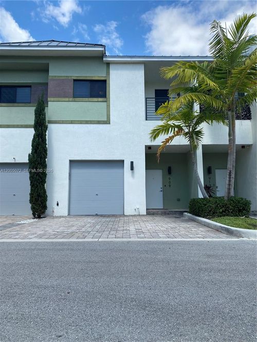 909 Nw 45th Ter, Plantation, FL, 33317-1505 | Card Image