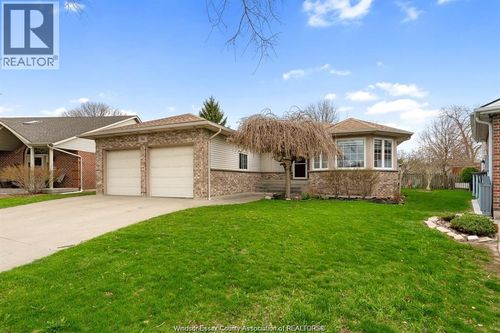 9 Heaton St, Amherstburg, ON, N9V3Y9 | Card Image