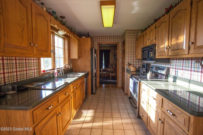 KITCHEN WITH LOTS OF CABINETS | Image 24