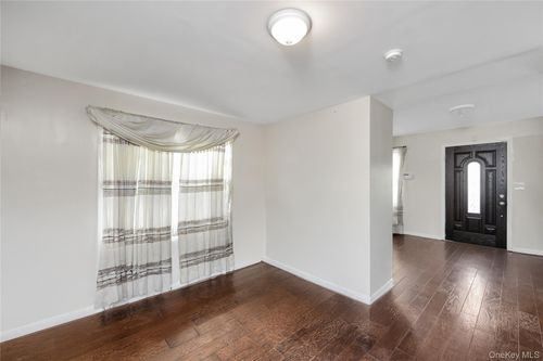 59 Oak St, Amityville, NY, 11701-3001 | Card Image