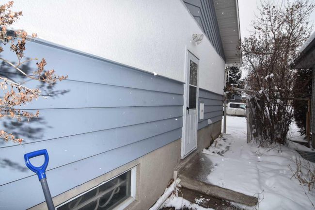 1235 19 Street Ne, Home with 5 bedrooms, 2 bathrooms and 2 parking in Calgary AB | Image 2