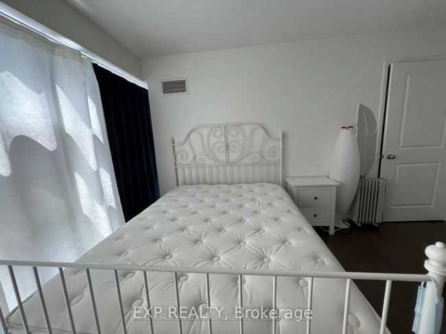 605 - 11 St Joseph St, Condo with 2 bedrooms, 1 bathrooms and null parking in Toronto ON | Image 6