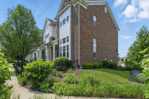 652 Grosvenor Ln, Aurora, IL, 60504-4409 | Card Image