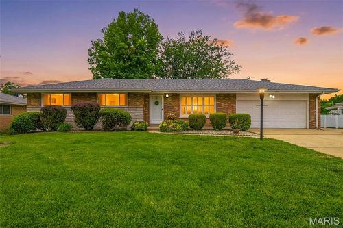 7712 Sunray Ln, Saint Louis, MO, 63123-1938 | Card Image