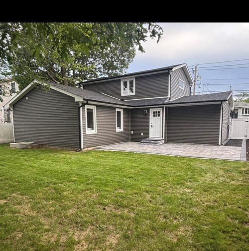 214 Oak Neck Rd, West Islip, NY, 11795-4325 | Card Image