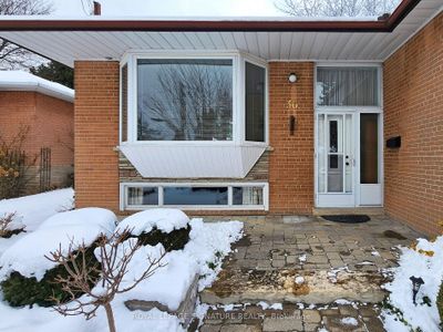 36 Bathford Cres, House other with 3 bedrooms, 2 bathrooms and 4 parking in North York ON | Image 2