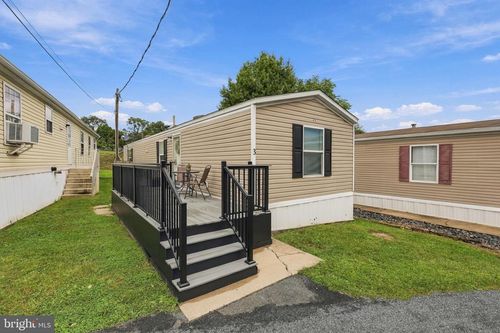 3 Pleasant Hill Ave, Akron, PA, 17501-1463 | Card Image