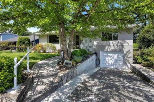 1318 Moorgreen Pl, Saanich, BC, V8P2R9 | Card Image