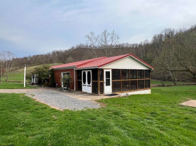 3730 Greenbrier Rd, Home with 3 bedrooms, 1 bathrooms and 3 parking in Salem WV | Image 6