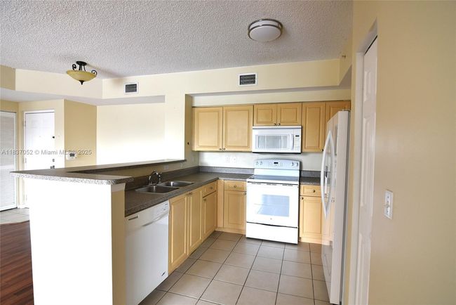 APT-202 - 2151 W Preserve Way, Condo with 2 bedrooms, 2 bathrooms and null parking in Miramar FL | Image 10