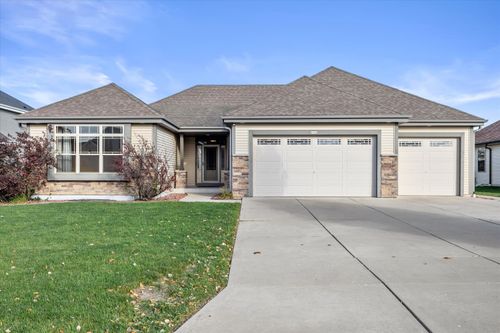9752 S Mustang Pl, Oak Creek, WI, 53154-5671 | Card Image