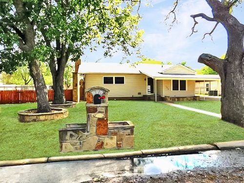 135 Summitt Ave, Graham, TX, 76450-2209 | Card Image