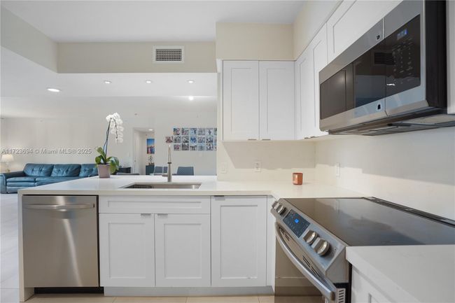 APT-704 - 1155 Brickell Bay Dr, Condo with 3 bedrooms, 2 bathrooms and null parking in Miami FL | Image 24