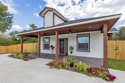 1309 W Washington Ave, Navasota, TX, 77868-6823 | Card Image